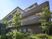 緑に囲まれた建物外観  