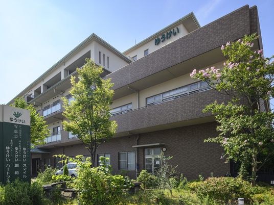 緑に囲まれた建物外観  
