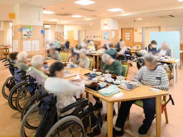 楽しい食事風景の食堂 食堂 広々としたスペースで、車椅子の方も一緒に食事を楽しめる場となっています。