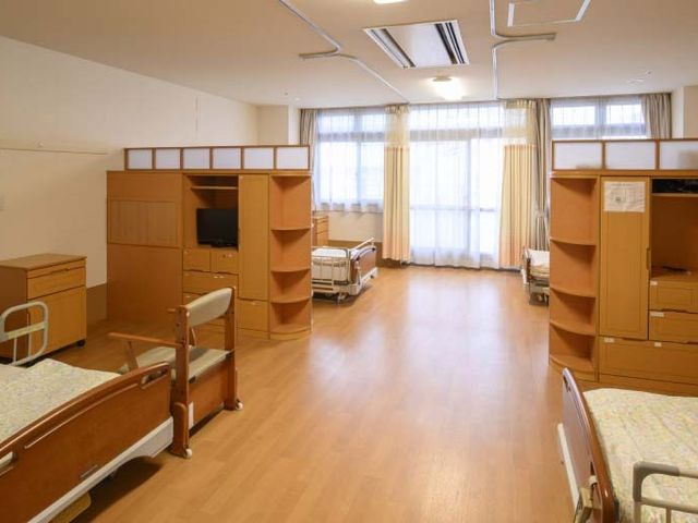 明るい居室 居室   大きな窓から自然光が入り、落ち着いた雰囲気の居室です。ベッド周りにゆとりがあり、介助や見守りがしやすそうです。