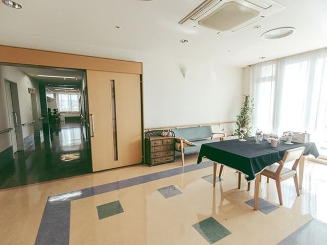 自然光が差し込む空間 ラウンジ 窓から自然光が差し込む広々としたラウンジです。くつろぎながら交流するのに最適な場所です。