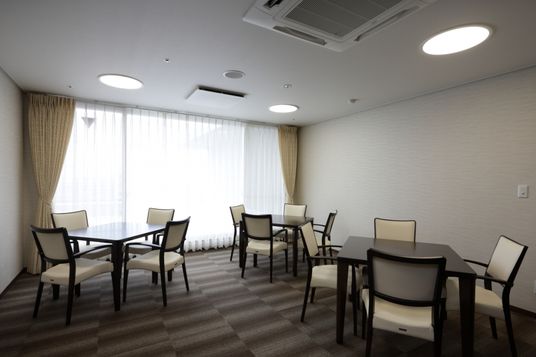 テーブルと椅子が並ぶ部屋