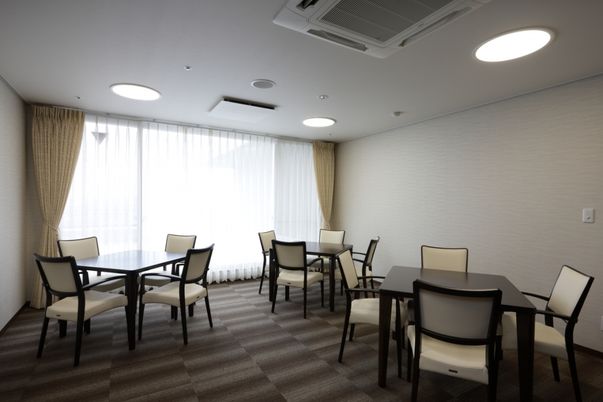 テーブルと椅子が並ぶ部屋