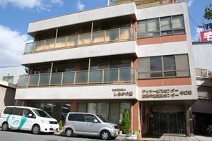 3階建ての建物の外観
