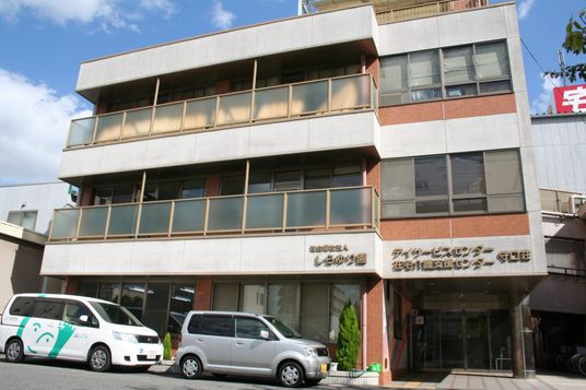 3階建ての建物の外観