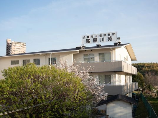 施設の外観と看板  
