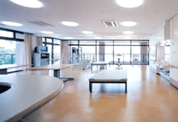 自然光が差し込む広間