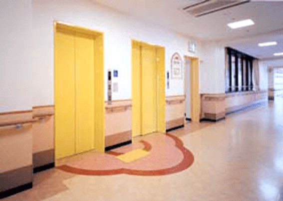 やさしい色調の廊下