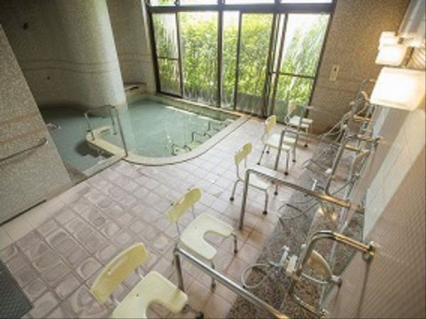 明るい浴室設備