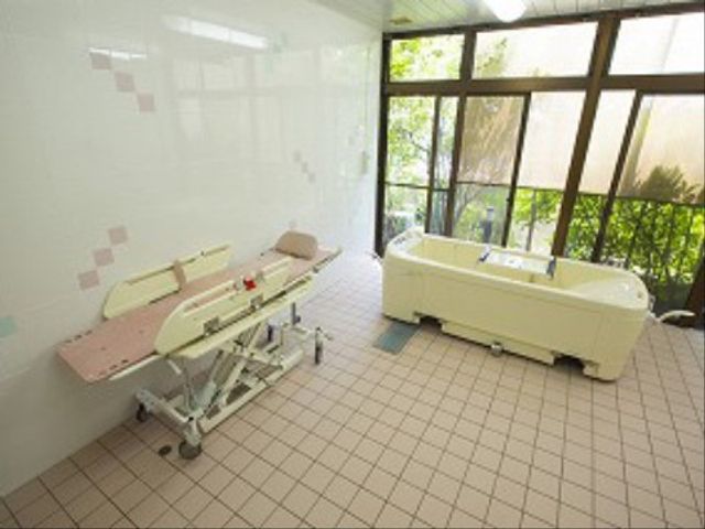 明るい清潔な浴室 浴室 ゆったりとした空間のある浴室です。大きな窓から自然光が差し込み、リラックスして入浴できる環境が整っています。