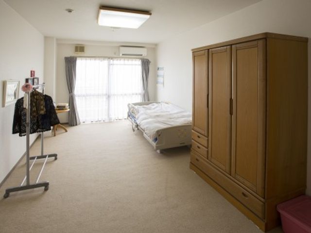 広々とした明るい居室 居室 清潔感のあふれる広々とした部屋で、落ち着いた時間を過ごせる環境です。窓からは自然光が差し込み、快適な居住空間を提供しています。