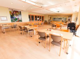 食堂の明るい空間