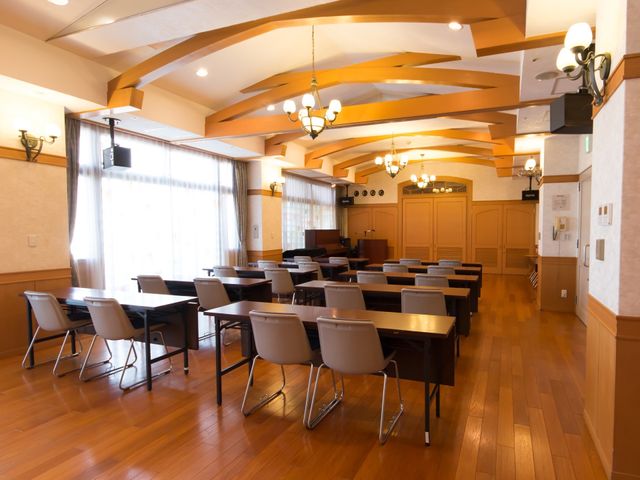 明るく広い共有ダイニング 多目的室 ゆったりとした造りのダイニングで、ご利用者様同士のコミュニケーションの場を提供します。木の温もりを感じる空間で、美味しい食事をお楽しみください。