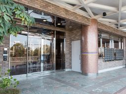 エントランスの明るい風景