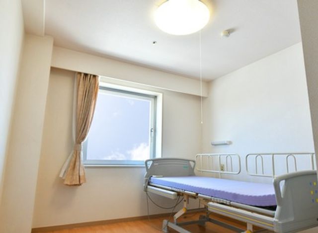 明るい居室 居室 自然光が優しく差し込む快適な居室です。広々とした空間で、ゆったりと過ごせます。