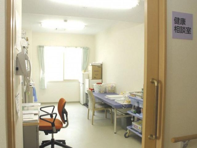 落ち着いた相談室 居室 自然光が差し込む明るい相談室です。プライバシーが守られ、落ち着いて話せる空間になっています。