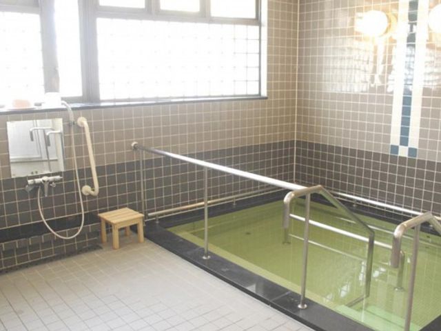 自然光の明るい浴室 浴室 手すり付きの浴槽で安心して利用できます。大きな窓から自然光が入り、明るい空間です。