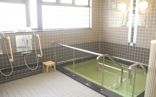 自然光の明るい浴室 浴室 手すり付きの浴槽で安心して利用できます。大きな窓から自然光が入り、明るい空間です。