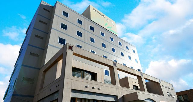 青空の建物の外観 外観 広々とした建物の外観です。青空を背景に、明るい雰囲気を醸し出しています。