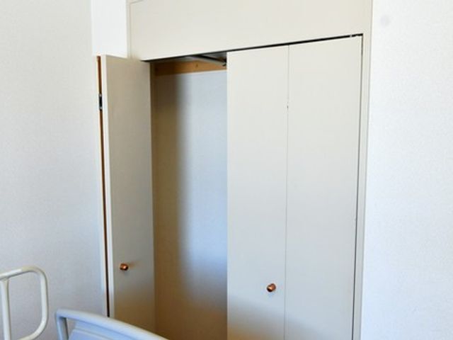使いやすい収納スペース 居室 シンプルで使いやすい収納が整った部屋です。広々とした空間で、快適に過ごせます。
