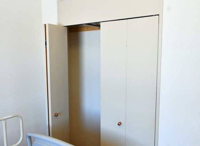 使いやすい収納スペース 居室 シンプルで使いやすい収納が整った部屋です。広々とした空間で、快適に過ごせます。