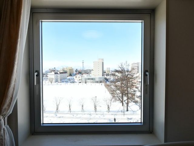 窓からの眺望 居室 広がる景色を楽しめる窓です。快適な空間が広がり、明るさが溢れています。