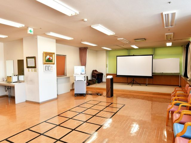 広々とした訓練室 機能訓練室 広々とした明るい室内で、多目的に利用できるよう工夫されています。リハビリ活動に最適です。