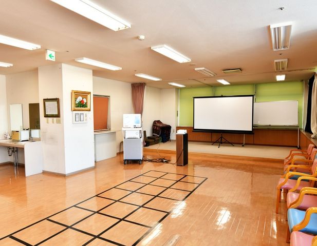 広々とした訓練室 機能訓練室 広々とした明るい室内で、多目的に利用できるよう工夫されています。リハビリ活動に最適です。