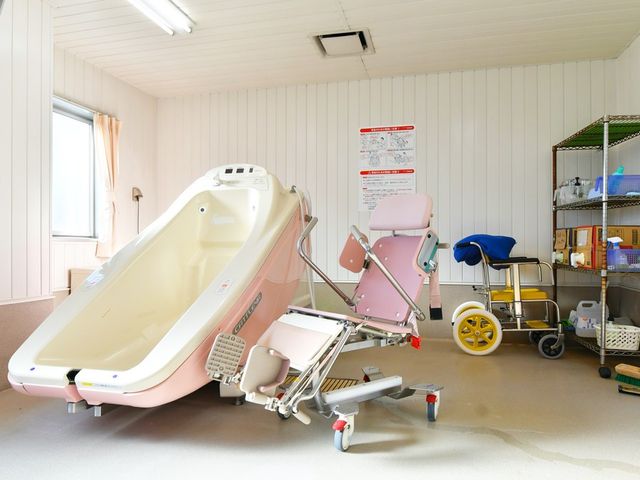快適な浴室設備 浴室 バリアフリーの浴槽があり、快適にケアが可能です。必要なサポートが整っています。
