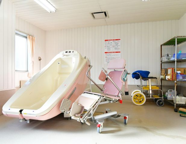 快適な浴室設備 浴室 バリアフリーの浴槽があり、快適にケアが可能です。必要なサポートが整っています。