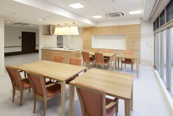 自然光が入る食堂