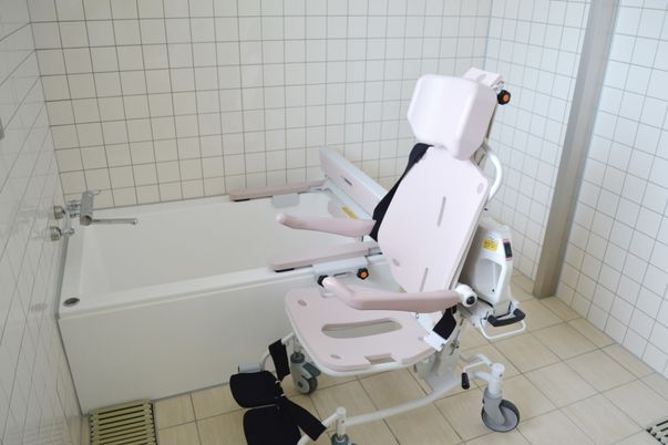 移動可能な椅子付き浴室
