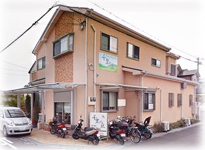 アットホームな建物外観   