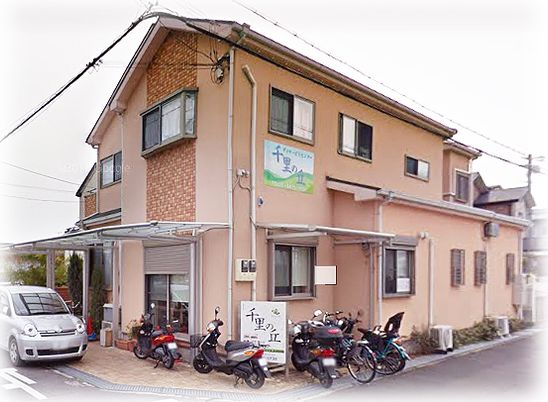 アットホームな建物外観   