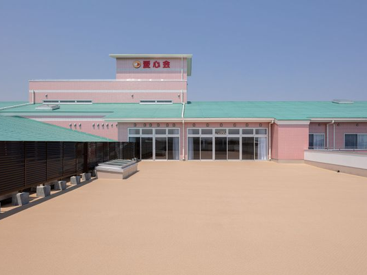 広いテラスの外観  