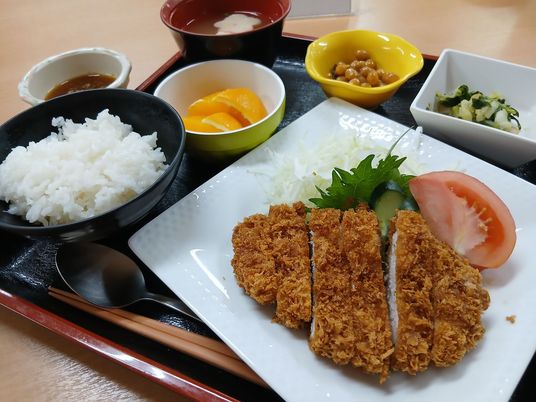 食事トレーの料理  