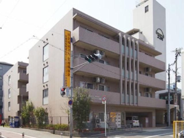 都会の近代的な建物 外観 幹線道路に面したこの建物は、清潔感のある近代的なデザインが特徴です。明るく開放的な雰囲気が、日々の業務に活気を与えてくれそうです。