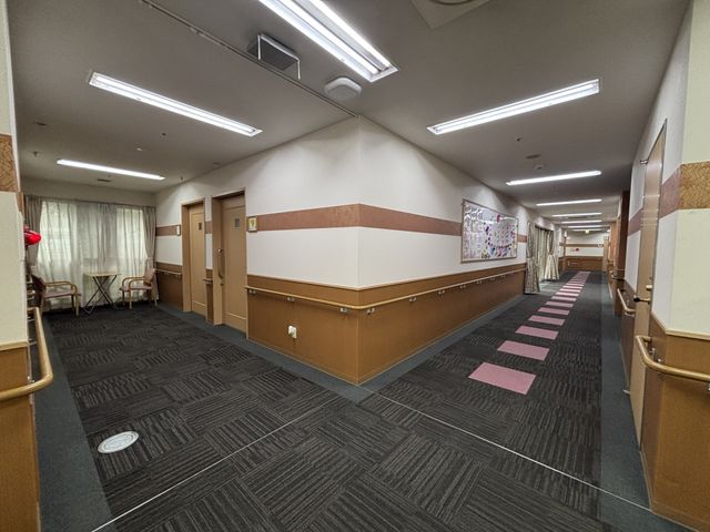 広々とした廊下 廊下 開放感のある廊下は、移動しやすく快適な環境です。スタッフ同士のコミュニケーションも取りやすいです。