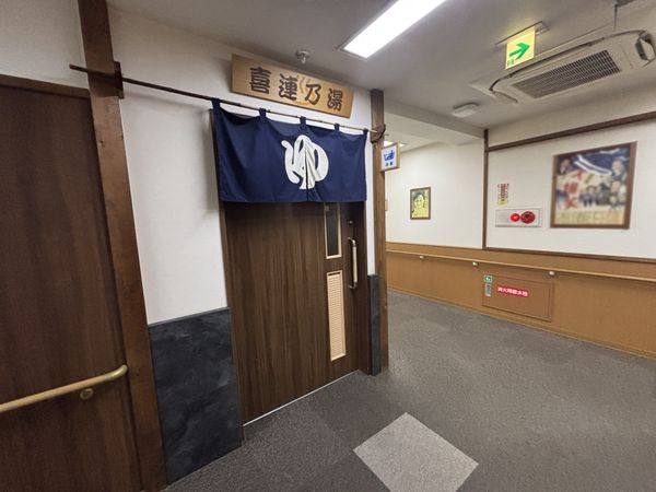 シンプルな施設の廊下