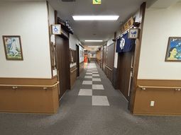 落ち着いた雰囲気の廊下