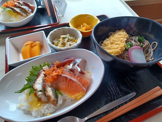 豪華な和食膳の食堂  