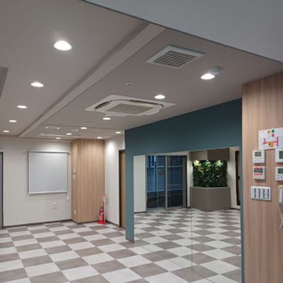明るい共有空間の出入口  