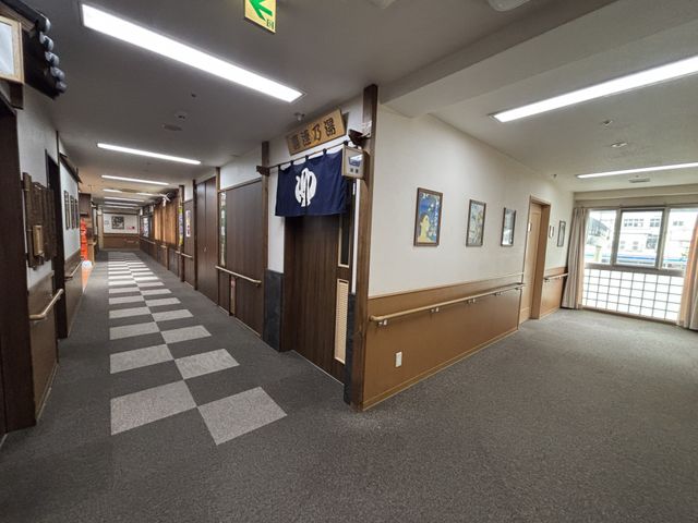 落ち着いた空間の廊下 廊下 広々とした廊下は、照明が明るく安全に移動できます。手すりがあるため安心して歩けます。