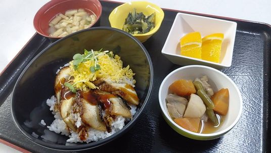 盛り付けた食事の膳  