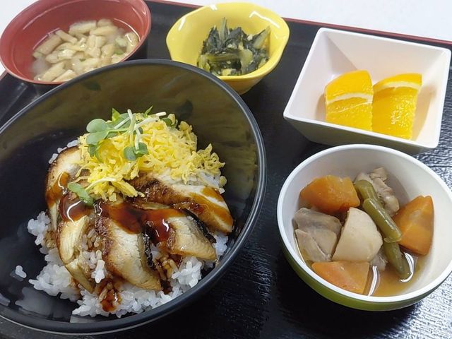 盛り付けた食事の膳 料理   彩りよく盛り付けられた食事の膳です。主食と小鉢がそろっており、食べやすさに配慮した献立に見えます。