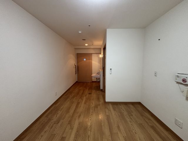木製フローリングの廊下 廊下 自然光が豊かに差し込む廊下です。明るい雰囲気があり過ごしやすい環境です。