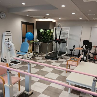 機能訓練器具が並ぶ室内  