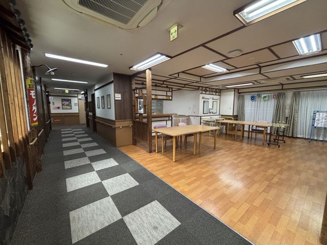 広々とした廊下 廊下 木目調の床が美しい広々とした廊下。穏やかな雰囲気の中で利用者様と交流が楽しめます。