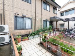 花と緑のある建物外観