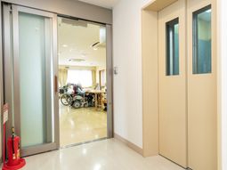 明るい居室への扉